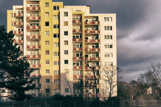 i paneláky mají dvoukřídlé dveře